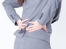 腰痛の女性のイメージ