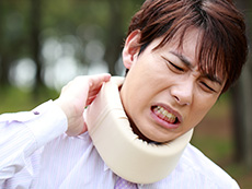 首にカラーをまいたむちうちに悩む男性のイメージ