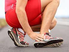 足首を痛めた男性のイメージ